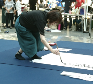 毎日書道展席上揮毫